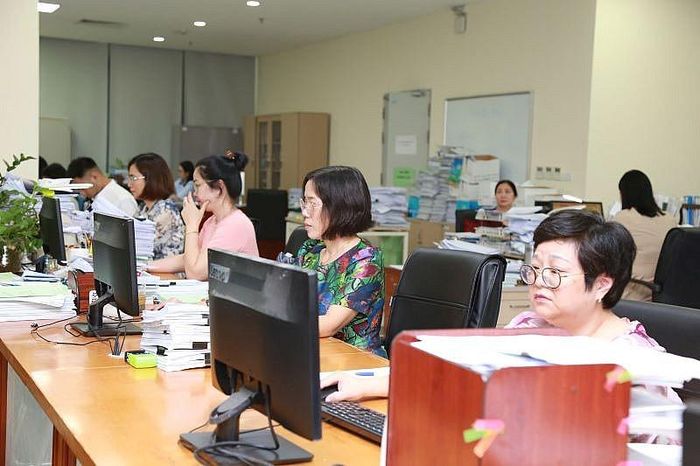 Công chức KBNNthực hiện nghiệp vụ kiểm soát chi ngân sách. Ảnh: Đức Minh