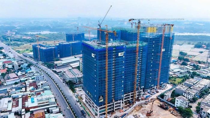 Hỗ trợ vốn cho thị trường bất động sản được xem là một giải pháp để xử lý nợ xấu. Ảnh: T. H.