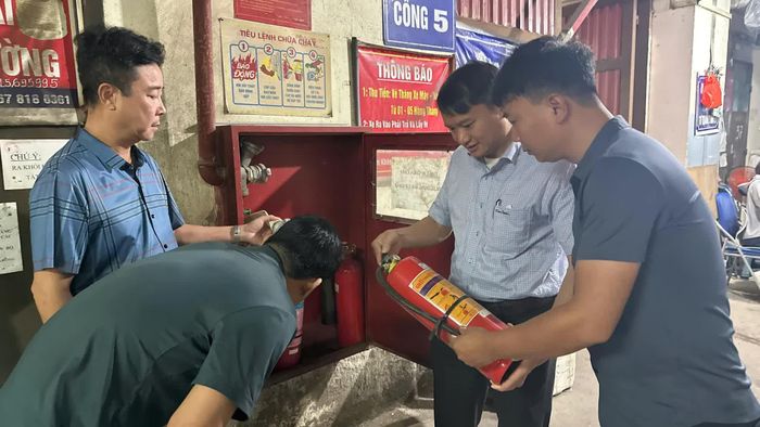 Lãnh đạo Ban quản lý chợ Hà Đông thường xuyên kiểm tra dụng cụ, phương tiện PCCC