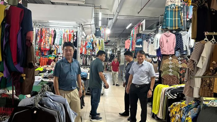Công tác kiểm tra, nhắc nhở, xử lý vi phạm PCCC tại chợ được ban quản lý chợ Hà Đông quan tâm