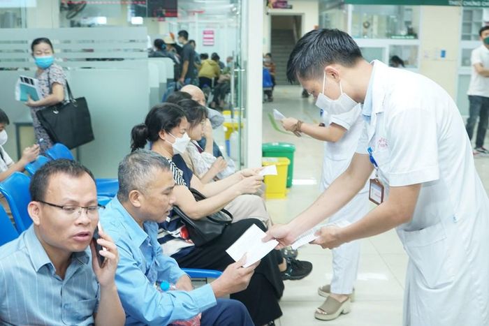 Các y bác sĩ phát tờ rơi tuyên truyền tác hại của thuốc lá