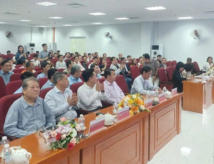  Không chỉ dừng lại ở hoạt động tư vấn trực tiếp, ông Tuấn (ngoài cùng bên trái) còn tích cực tham gia nghiên cứu khoa học. 