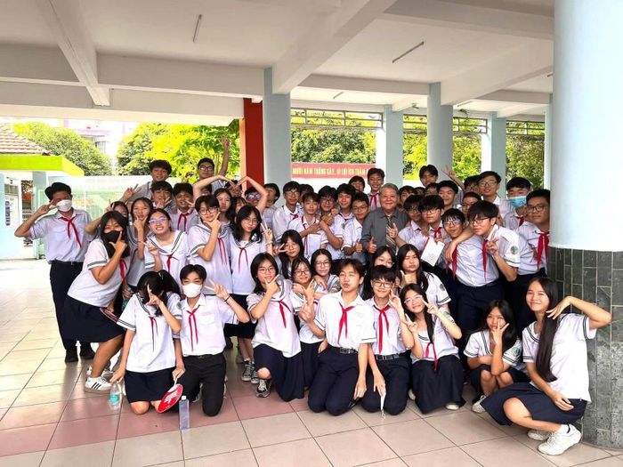  Ông Trần Anh Tuấn cùng học sinh Trường THCS Trần Quang Khải( quận Tân Phú). 