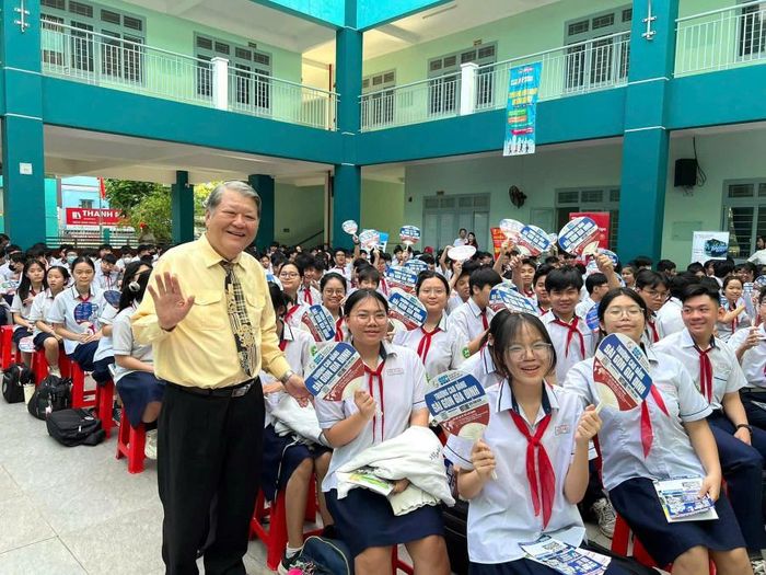  Ông Trần Anh Tuấn cùng học sinh Trường THCS Ngô Sĩ Liên (quận Tân Bình, TPHCM). 