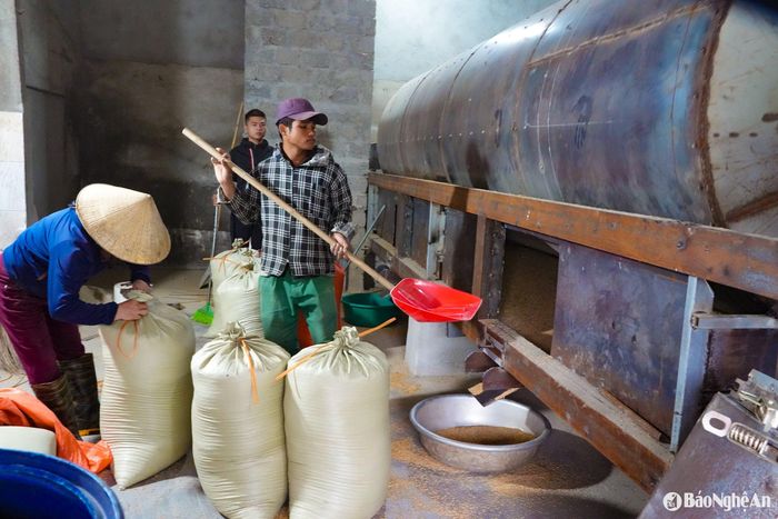 Người dân huyện Nam Đàn phấn khởi khi trên địa bàn có máy sấy lúa, giúp bảo quản nông sản sau thu hoạch, đồng thời, nâng chất lượng gạo. Ảnh: T.P