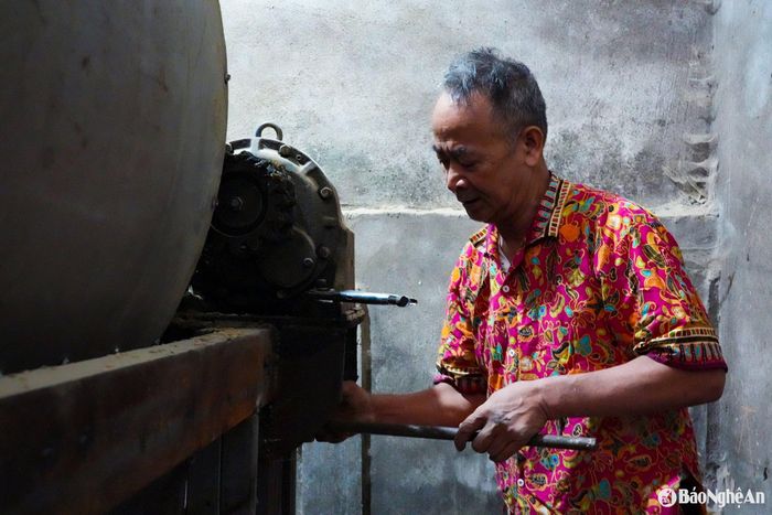 Ông tự lên ý tưởng, tự thiết kế, tự gò, hàn, lắp ráp và vận hành. 1 năm ròng rã, cuối cùng chiếc máy sấy lúa tự chế của ông cũng đi vào hoạt động. Ảnh: T.P