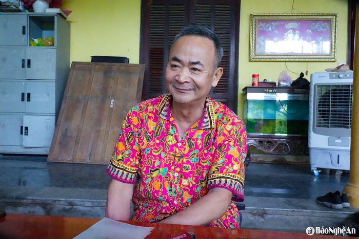 Ông Trần Hoài Nam kể về thời gian khổ vào mùa giáp hạt và ý tưởng về máy sấy lúa. Ảnh: T.P