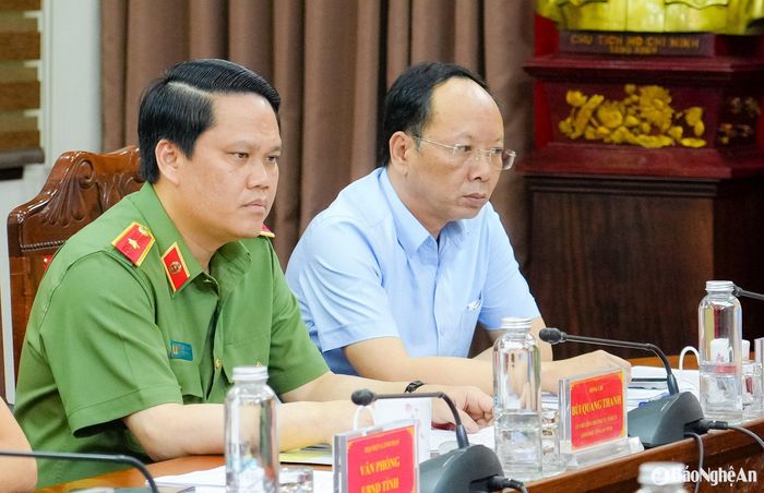 Các đồng chí lãnh đạo UBND tỉnh, Công an tỉnh tham dự hội nghị giao ban. Ảnh: Phạm Bằng
