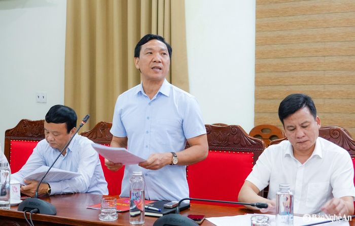 Đồng chí Hồ Xuân Bảy - Phó trưởng Ban Thường trực Ban Nội chính Tỉnh ủy trình bày Báo cáo đánh giá tình hình tháng 5, dự kiến tình hình trọng tâm tháng 6/2025. Ảnh: Phạm Bằng