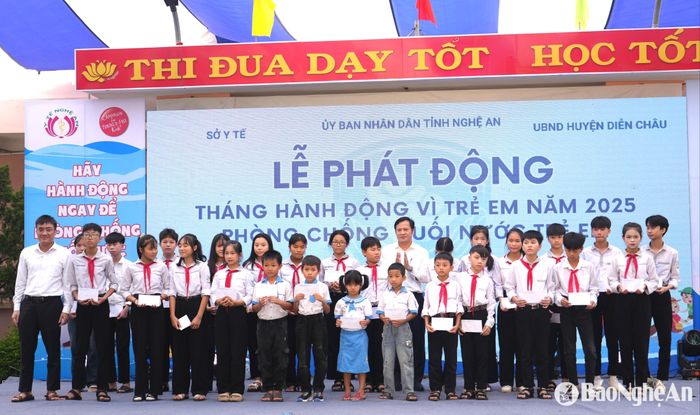 Lãnh đạo huyện Diễn Châu trào quà cho học sinh vượt khó học giỏi trên địa bàn. Ảnh: Mỹ Hà