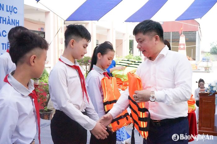 Trao tặng phao cứu sinh cho trẻ em trên địa bàn huyện Diễn Châu. Ảnh: Mỹ Hà