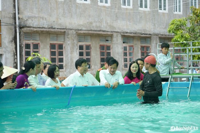 Các đại biểu tham quan mô hình học bơi tại Trường Tiểu học Diễn Ngọc. Ảnh: Mỹ Hà