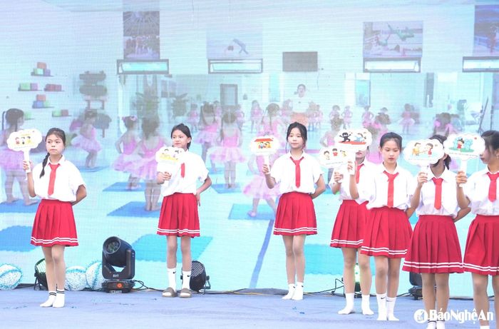 Chương trình văn nghệ do học sinh huyện Diễn Châu biểu diễn mang nhiều thông điệp về trẻ em. Ảnh: Mỹ Hà