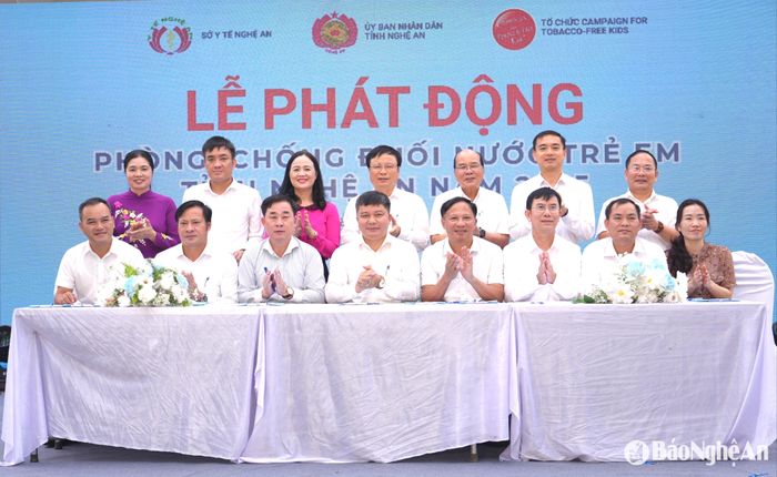 Đồng chí Bùi Đình Long- Phó Chủ tịch UBND tỉnh và đại diện các sở, ban, ngành chứng kiến Lễ ký cam kết về "Mùa Hè an toàn cho trẻ em". Ảnh: Mỹ Hà