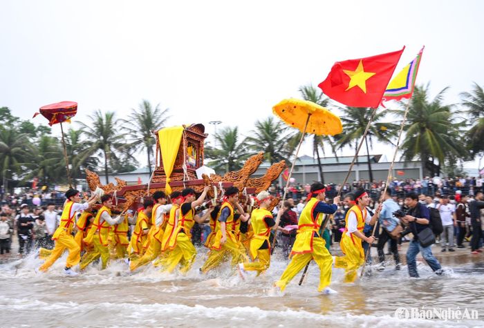 Chạy Ói cầu ngư là một phong tục văn hóa có từ lâu đời của ngư dân phường Quỳnh Phương, thị xã Hoàng Mai. Ảnh: Thành Cường