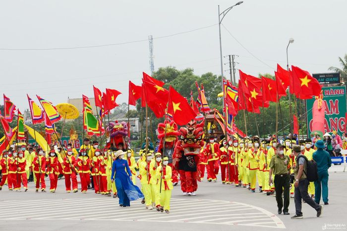 Lễ hội Cầu ngư của ngư dân vùng biển Cửa Lò. Ảnh: Đình Tuyên