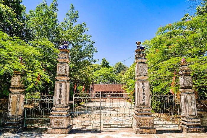 Đền Thượng ở xã Phú Nghĩa (Quỳnh Lưu) nằm gần điểm du lịch biển Quỳnh Nghĩa nhưng ít được du khách biết đến. Ảnh: Minh Quân