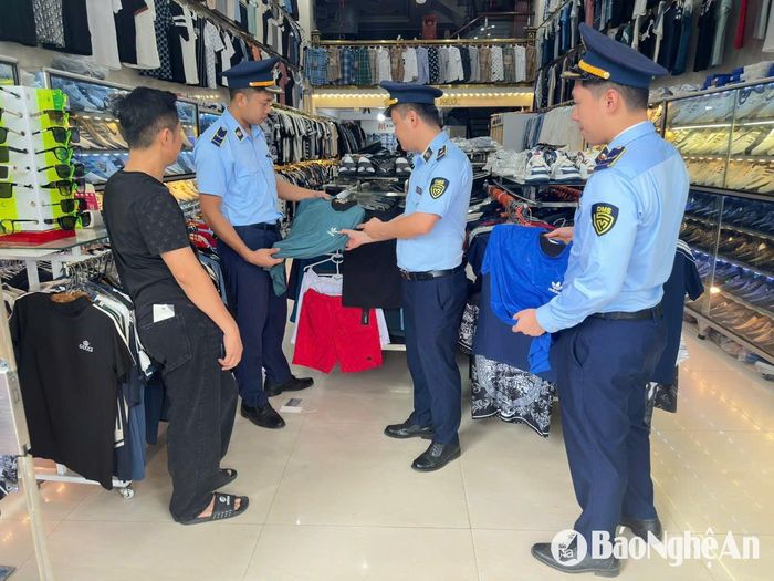 Lực lượng thị trường kiểm tra hộ kinh doanh hàng giả mạo nhãn hiệu tại Thanh Chương. Ảnh CSCC