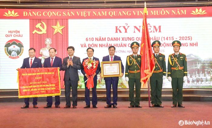 Thừa ủy quyền, đồng chí Phạm Trọng Hoàng - Ủy viên Ban Thường vụ, Chủ nhiệm Ủy ban Kiểm tra Tỉnh ủy trao Huân chương Lao động hạng Nhì tặng Đảng bộ và Nhân dân huyện Quỳ Châu. Ảnh: Thu Hương