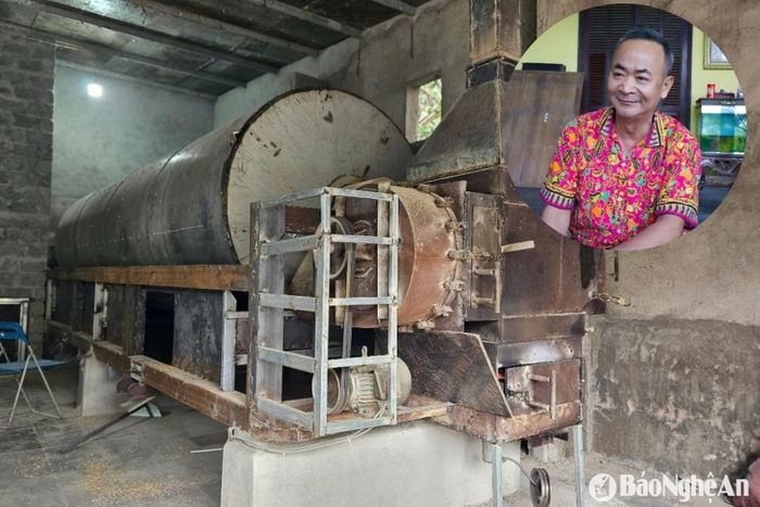Ông Trần Hoài Nam và máy sấy lúa do ông sáng chế. Ảnh: T.P