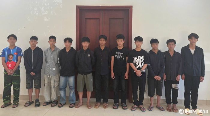 Nhóm đối tượng tại cơ quan điều tra. Ảnh: Hồ Hưng
