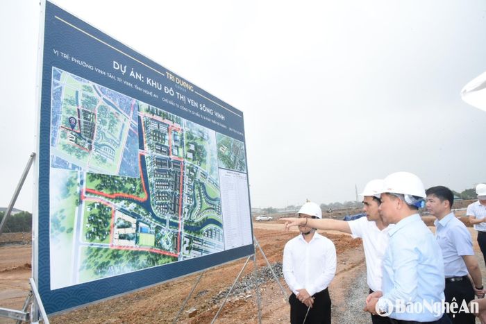 Phó Chủ tịch UBND tỉnh Hoàng Phú Hiền nghe báo cáo tiến độ Dự án Khu đô thị ven sông Vinh. Ảnh: Hoài Thu