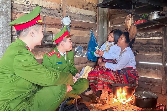 Trong chiến dịch cấp CCCD và thẻ căn cước, Công an Hà Tĩnh không quản ngày đêm, làm việc theo phương châm “hết việc chứ không hết giờ”.