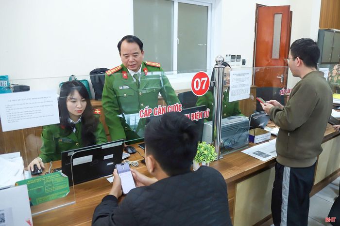 Lãnh đạo Phòng Cảnh sát QLHC về TTXH (Công an tỉnh) trực tiếp theo dõi tình hình cấp thẻ căn cước và tài khoản định danh điện tử VNeID cho công dân trên địa bàn.