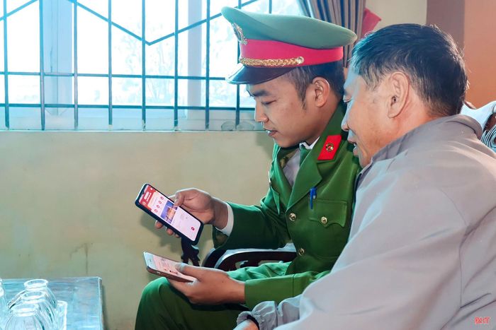 Công an Hà Tĩnh về cơ sở hướng dẫn người dân cài đặt, kích hoạt tài khoản định danh điện tử.