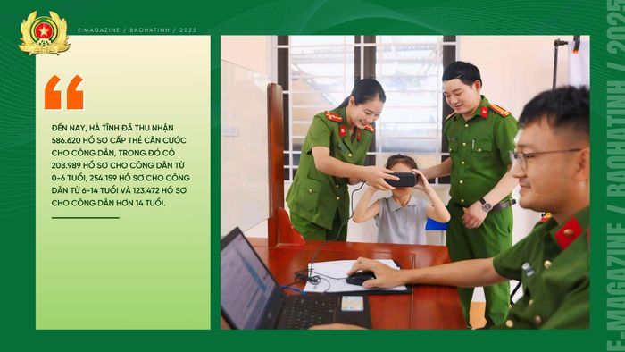 Lực lượng công an tận tình hỗ trợ công dân từ 6-14 tuổi thu nhận mống mắt để làm thẻ căn cước.