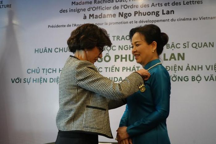 Tiến sỹ Ngô Phương Lan nhận huân chương từ Bộ trưởng Bộ Văn hóa Pháp - bà Rachida Dati. (Ảnh: PV/Vietnam+)