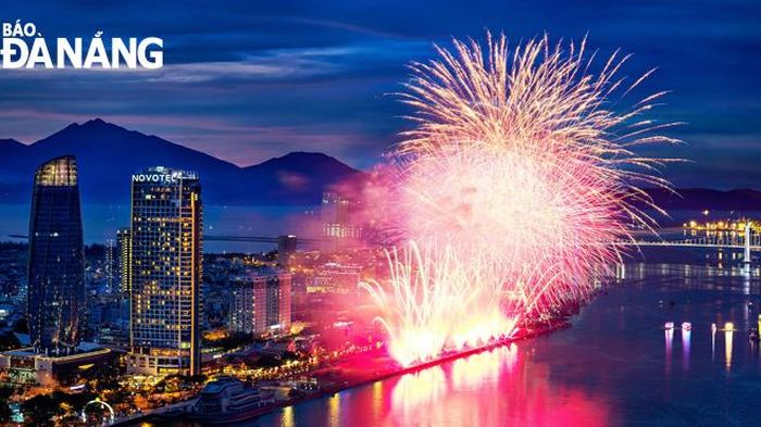 Các khu nghỉ dưỡng, khách sạn đã xây dựng các gói sản phẩm kết hợp nghỉ dưỡng xem pháo hoa. Trong ảnh: Xem pháo hoa từ các khách sạn ven sông Hàn được du khách lựa chọn. Ảnh: Trung tâm Xúc tiến du lịch thành phố cung cấp