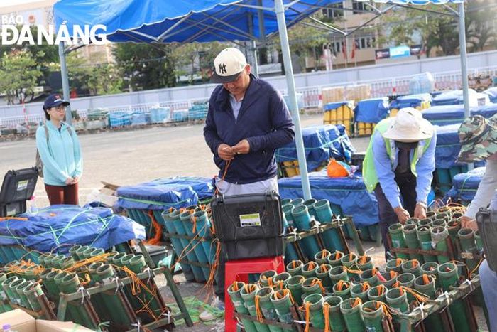 Cộng đồng doanh nghiệp du lịch, dịch vụ sẵn sàng phục vụ cho mùa pháo hoa. Trong ảnh: Lắp đặt pháo hoa tại điểm bắn. Ảnh: NGỌC HÀ