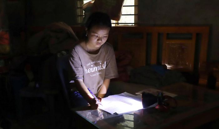 Em Ma Thị Phê ở Xa Tổng học bài dưới ánh đèn pin bởi không có điện lưới quốc gia.