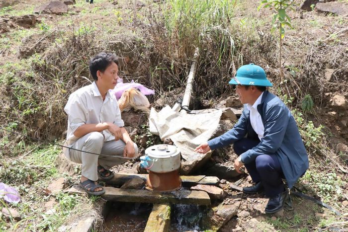 Một số hộ dân đầu tư máy phát điện mini chạy bằng sức nước nhưng nguồn điện rất yếu.