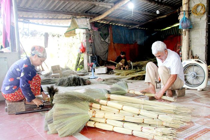 Cán chổi được buộc bằng dây mây giúp gắn chặt phần cán với thân chổi, tạo sự chắc chắn và bền đẹp cho sản phẩm.