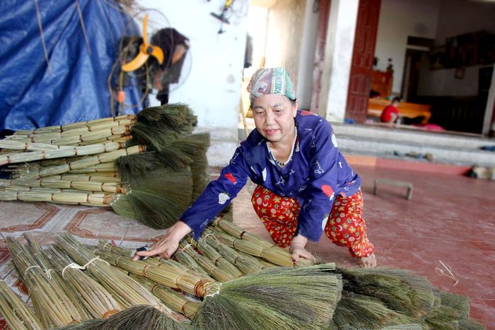  Bà Bùi Thị Loan chia sẻ: “Gia đình tôi gắn bó với nghề làm chổi chít cũng hơn chục năm nay rồi. Ngày nào cũng vậy, cứ rảnh lúc nào là cả nhà lại quây quần bên nhau, se chít, bó chổi. Nghề này không giàu sang gì, nhưng cũng có đồng ra đồng vào, đủ trang trải cuộc sống. Mỗi năm, tôi làm được khoảng 20.000 cái chổi, bán 24.000 đồng một cái, trừ chi phí còn lãi khoảng 3.000 đồng. Chổi chủ yếu bán về Nam Định, Thái Bình… Dù lời lãi không nhiều, nhưng có việc làm là vui rồi, giữ được nghề cha ông để lại lại càng quý.” Giữa nhịp sống hiện đại, hình ảnh bà Bùi Thị Loan cần mẫn bên những bó chổi chít mộc mạc là minh chứng cho sự bền bỉ, tận tụy và niềm yêu nghề của người lao động vùng cao. Không chỉ là kế sinh nhai, làm chổi chít với bà còn là cách giữ lửa cho một nghề truyền thống – nghề từ đôi tay, từ ký ức, và từ tình yêu dành cho quê hương. 