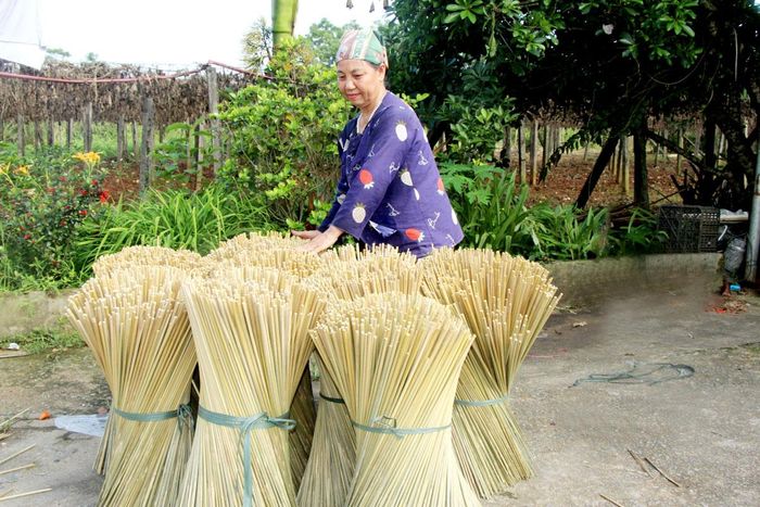 Không chỉ dùng bẹ để làm sợi chổi, bà Loan còn tận dụng thân cây chít khô để làm cán. Thân được chẻ nhỏ, gọt nhẵn và phơi khô kỹ trước khi gắn với phần chổi đã kết. Nhờ sự tận dụng triệt để này, cây chít trở thành nguồn nguyên liệu “hai trong một” vừa tiết kiệm, vừa thân thiện với môi trường.