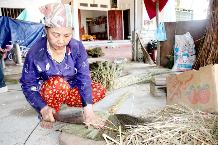 Chân chổi được cắt cho đều trước khi thực hiện công đoạn đập cán để hoàn thiện sản phẩm.