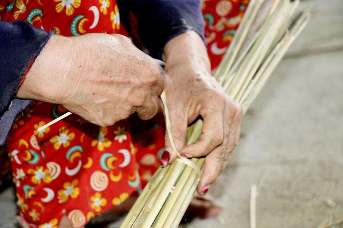 Để đảm bảo độ bền và thuận tiện khi sử dụng, cán chổi được lựa chọn kỹ lưỡng. Những đoạn thân chít thẳng, chắc, không bị mối mọt hay nứt gãy được giữ lại, gọt sạch vỏ và phơi khô trước khi đưa vào lắp ráp. Lọc cán là công đoạn quan trọng nhằm tạo độ cứng cáp cho chổi và giúp người dùng cầm nắm chắc tay hơn. Sau đó tiến hành "cắm áo" - công đoạn gắn sợi chổi với cán để định hình toàn bộ cây chổi, sau đó cố định chặt bằng lạt giang. Đây là bước đòi hỏi sự khéo léo và lực tay vừa phải để chổi chắc chắn mà vẫn đảm bảo độ thẩm mỹ.
