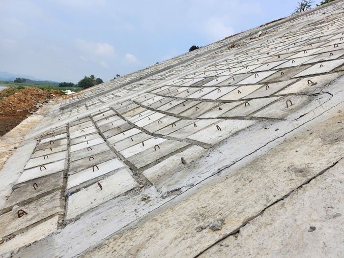 Một số điểm kè đã hoàn thành nhưng bị võng, sụt tại gói thầu số 14 kè sông Hồng, tổ 11 thị trấn Cổ Phúc, huyện Trấn Yên, tỉnh Yên Bái.