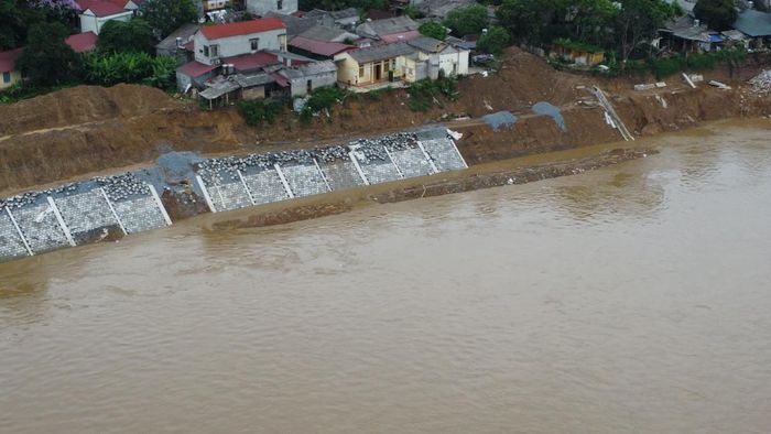 Xuất hiện một số điểm sau chợ Cổ Phúc, huyện Trấn Yên bị sạt lở khiến cho việc thi công bờ kè của nhà thầu bị ảnh hưởng.