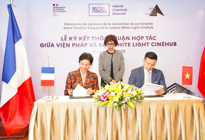 Lễ ký kết Biên bản thỏa thuận (MoU) giữa White Light Cinéhub và Viện Pháp, do ông Trần Đắc Phúc và bà Eva Nguyễn Bình ký, với sự chứng kiến của bà Rachida Dati - Bộ trưởng Bộ Văn hóa Pháp. Ảnh: Viện Pháp tại Việt Nam