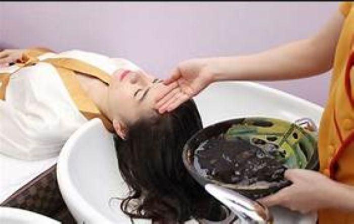 Kết hợp dùng thảo dược làm nước gội đầu giúp ngăn ngừa rụng tóc...