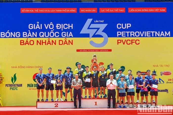 Đại diện BTC trao huy chương và Cúp cho các đội đoạt giải tại nội dung đồng đội nam của Giải vô địch quốc gia bóng bàn báo Nhân Dân 2025. Ảnh: Báo Nhân Dân
