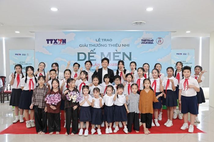 Nhạc sĩ Nguyễn Văn Chung và các em thiếu nhi CLB Ngôi sao nhỏ