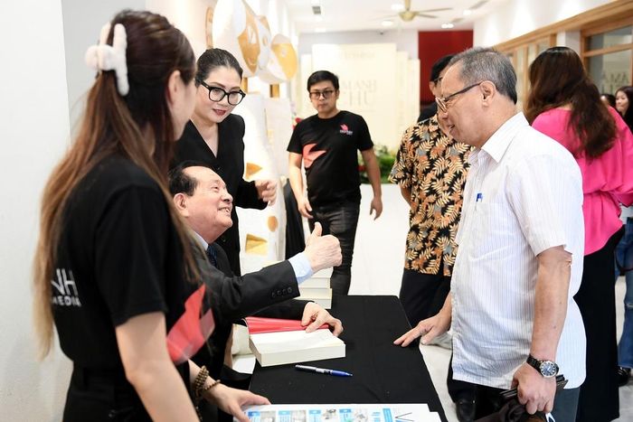 Ông hạnh phúc ký tặng sách ở tuổi 84