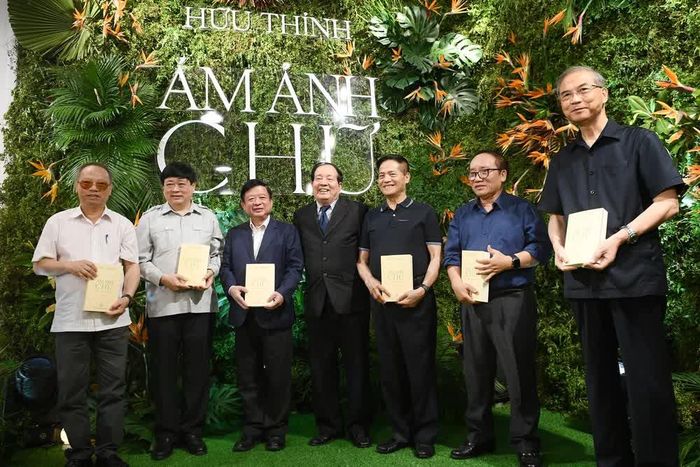 Đông đảo bạn bè, đồng nghiệp chúc mừng nhà thơ Hữu Thỉnh ra sách mới