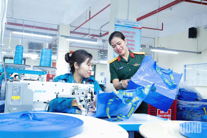 Thượng tá QNCN Lê Thị Thu Hà, Quản đốc Phân xưởng A4 kiểm tra sản phẩm.