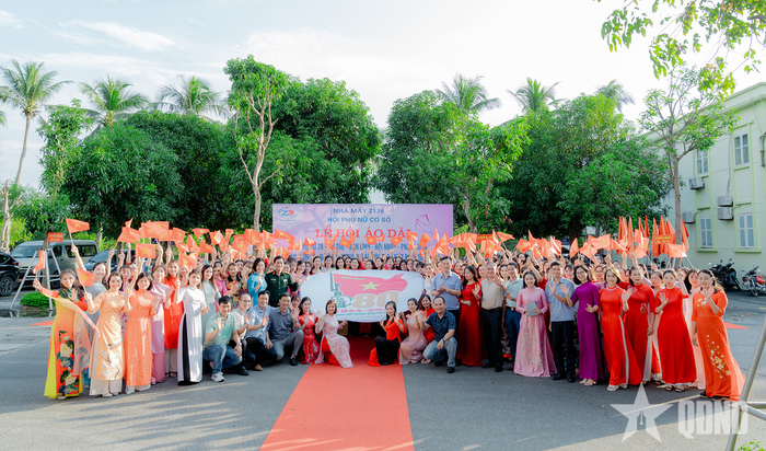  Cán bộ, nhân viên, hội viên phụ nữ Nhà máy Z176 tại Lễ hội áo dài nhân Ngày Phụ nữ Việt Nam (20-10). Ảnh: LAN PHƯƠNG 